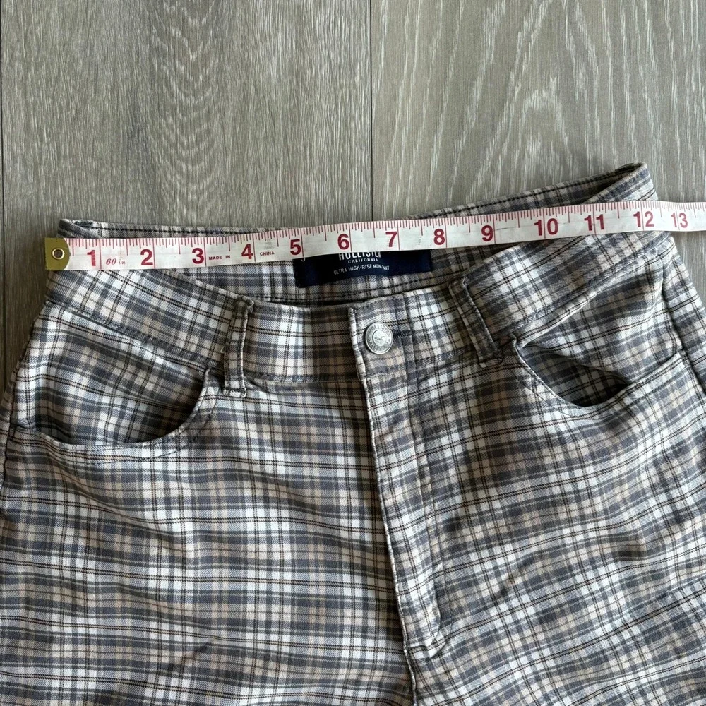 Hollister Ultra High-Rise Mom Pant Size S Plaid Grey Tan White Tapered Trousers